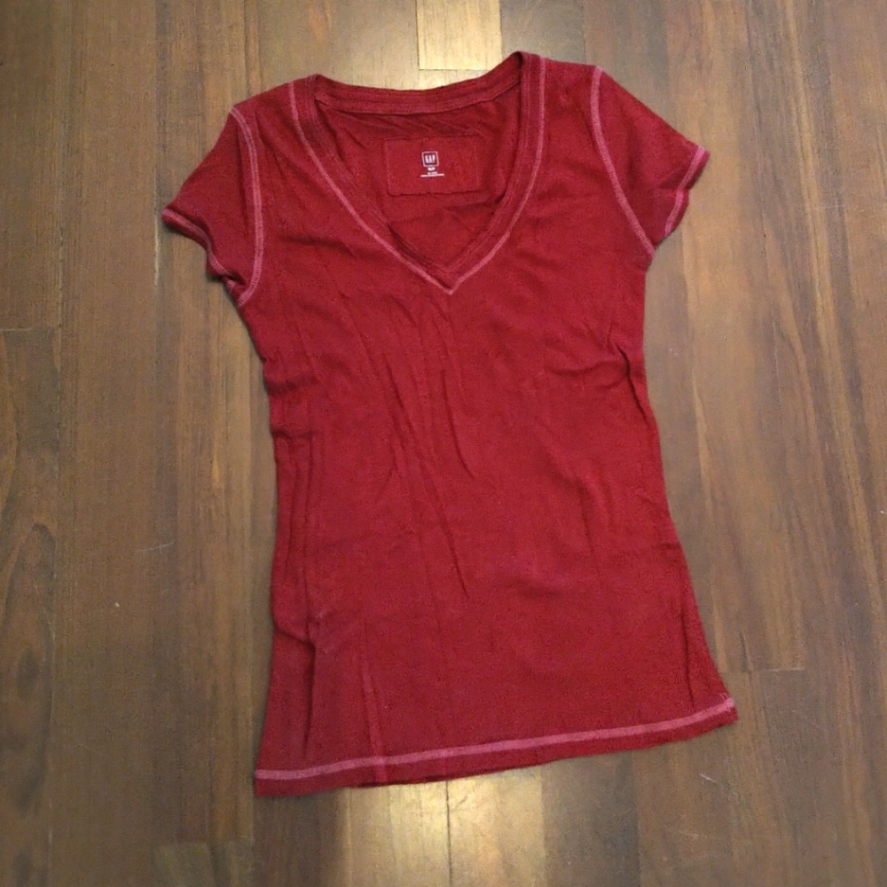 Red GAP v-neck tee
